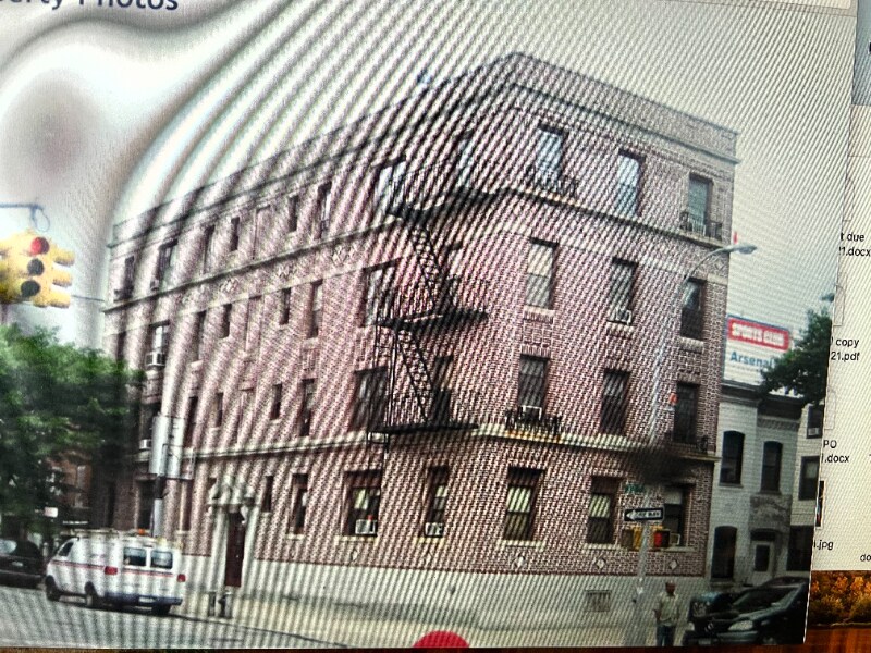 31-04 32nd St in Queens, NY - Building Photo