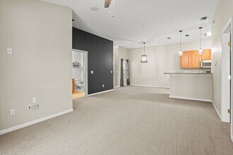 7043 Deer Lodge Cir in Jacksonville, FL - Foto de edificio - Building Photo