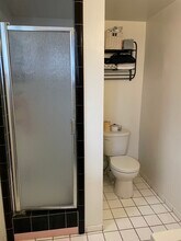 708 Highland Ave, Unit Ground Level Studio in Manhattan Beach, CA - Building Photo - Building Photo