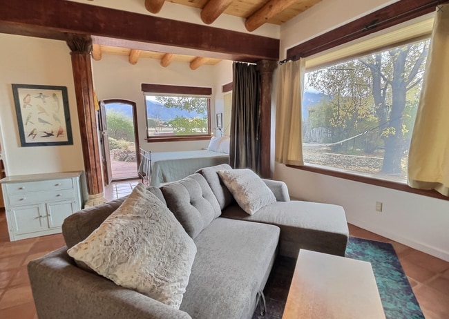 29 Las Animas Rd in Arroyo Seco, NM - Foto de edificio - Building Photo