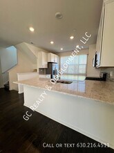 2217 Parkside Dr in Schaumburg, IL - Building Photo - Building Photo