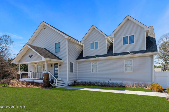 393 Monmouth Rd in West Long Branch, NJ - Building Photo - Building Photo