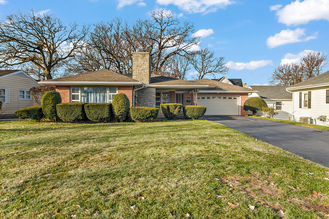 702 Warner Ave in Lemont, IL - Building Photo