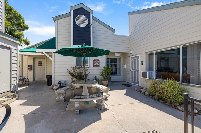 Village Green Senior Community in Escondido, CA - Foto de edificio - Building Photo