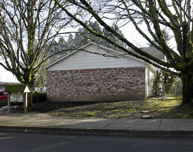 Grant Manor in Tigard, OR - Building Photo - Building Photo