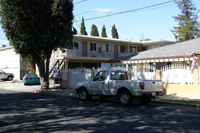 721 Cedar in Redwood City, CA - Foto de edificio - Building Photo