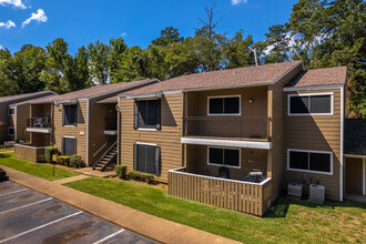 The Q's at Towne Oaks in Longview, TX - Building Photo - Building Photo