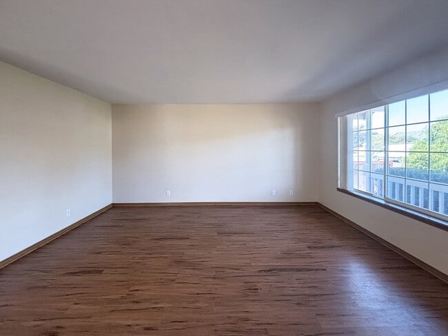 882 Smith St in Harrisburg, OR - Building Photo - Building Photo