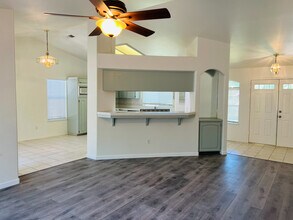 614 E Cinnamon Dr in Lemoore, CA - Foto de edificio - Building Photo