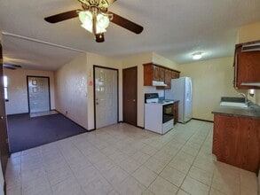 1218 Whispering Glen St in Tecumseh, OK - Building Photo - Building Photo
