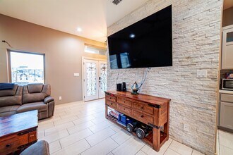 2616 Mario St in Laredo, TX - Foto de edificio - Building Photo