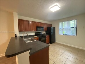 10155 W Sunrise Blvd, Unit 301 in Plantation, FL - Foto de edificio - Building Photo