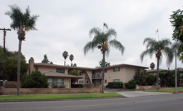 Hacienda in Riverside, CA - Foto de edificio - Building Photo