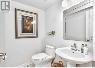 2006 Glenada Crescent in Oakville, ON - Building Photo - Building Photo