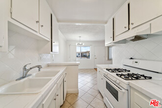 7548 Hampton Ave in West Hollywood, CA - Building Photo - Building Photo