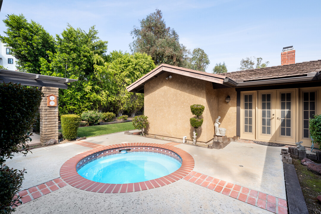 1557 E Puente St in Covina, CA - Foto de edificio