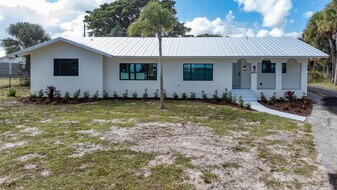 4003 S Indian River Dr in Fort Pierce, FL - Building Photo