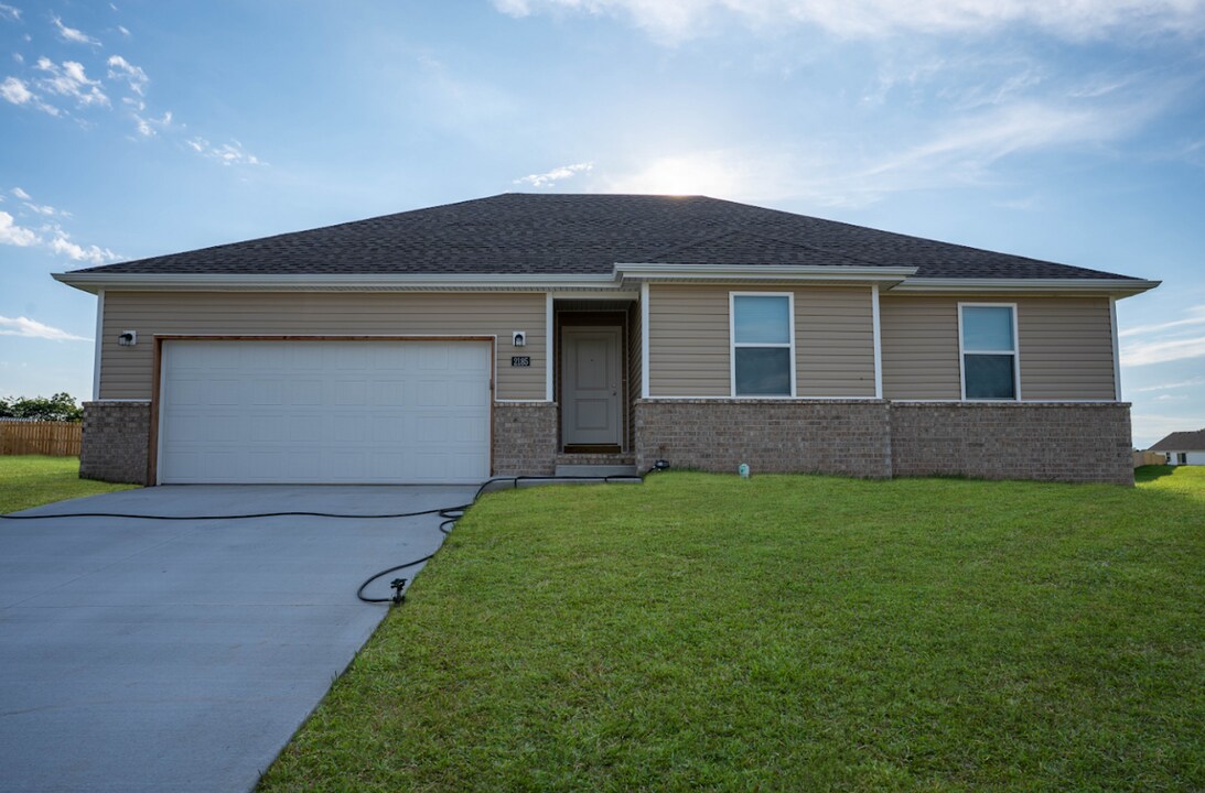 2185 S Durango Dr in Bolivar, MO - Building Photo