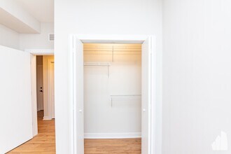 665 W Wrightwood Ave, Unit 640 in Chicago, IL - Building Photo - Building Photo