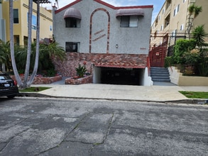 11630 Chenault St in Los Angeles, CA - Foto de edificio - Building Photo