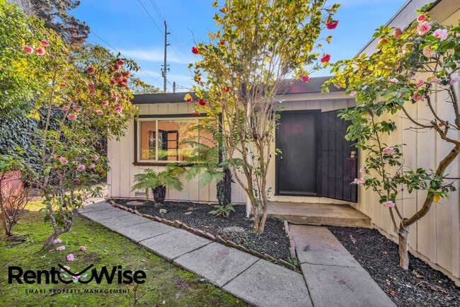 838 Crompton Rd in Redwood City, CA - Building Photo - Building Photo