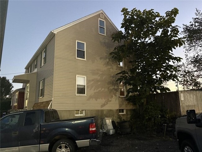 610 Killingly St in Johnston, RI - Building Photo - Building Photo