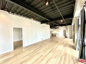 330 W 11th St in Los Angeles, CA - Building Photo - Building Photo