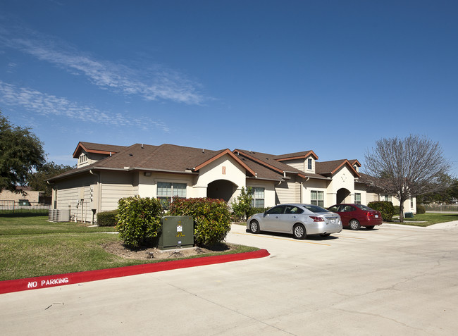 Eden Place Apartments in Seguin, TX - Foto de edificio - Building Photo