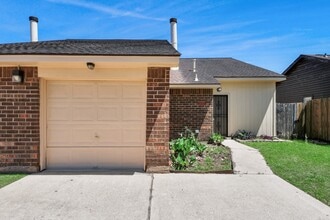 16425 Monte Carlo Ln in Houston, TX - Building Photo - Building Photo