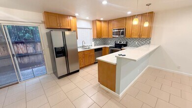 1013 Woodside Rd in Redwood City, CA - Building Photo - Building Photo