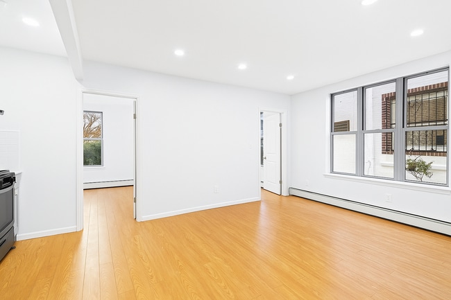 426 McDonald Ave, Unit 1R in Brooklyn, NY - Building Photo - Building Photo