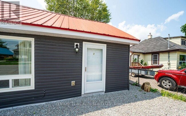 303 Moffat St in Orillia, ON - Building Photo - Building Photo
