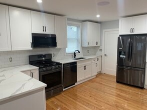 115 Shore Dr in Somerville, MA - Building Photo - Building Photo