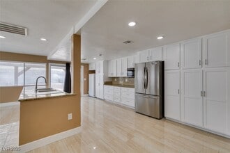 3966 Green Leaf Dr in Las Vegas, NV - Building Photo - Building Photo