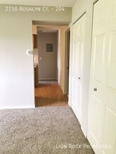 2710 Rosalyn Ct in Minneapolis, MN - Foto de edificio - Building Photo
