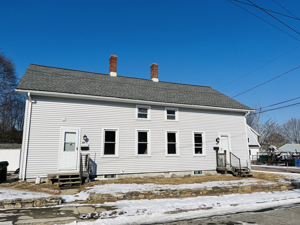 44 S B St in Norwich, CT - Building Photo