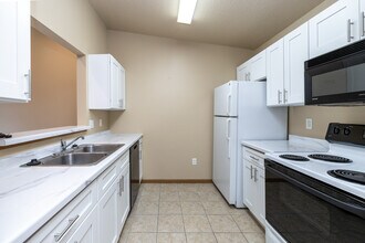 Eagle Lake Apartments in West Fargo, ND - Building Photo - Interior Photo
