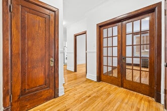 4702 Queen-Mary Ch in Montréal, QC - Building Photo - Building Photo