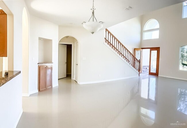 16 N "E" St in McAllen, TX - Building Photo - Building Photo