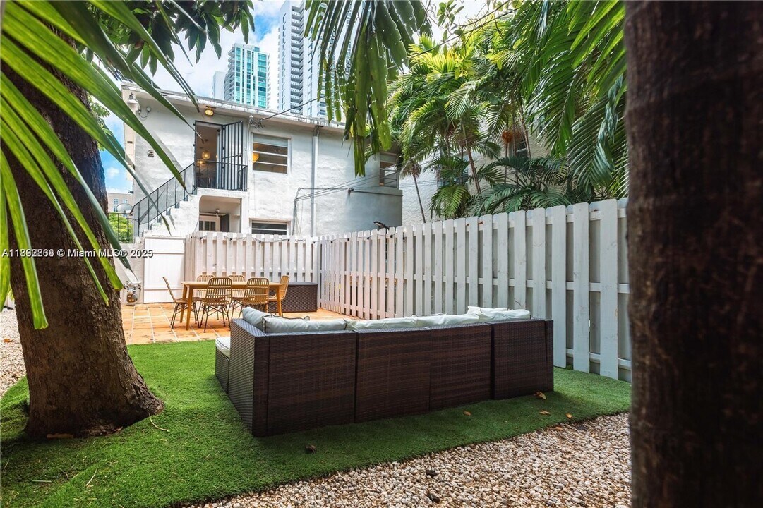 426 NE 26th St, Unit 2 in Miami, FL - Building Photo