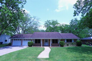 115 Irwin Rd in West Columbia, TX - Building Photo