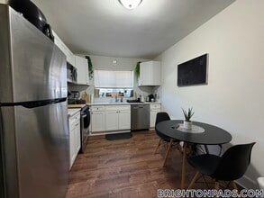 35 Brock St, Unit 3 in Boston, MA - Foto de edificio - Building Photo