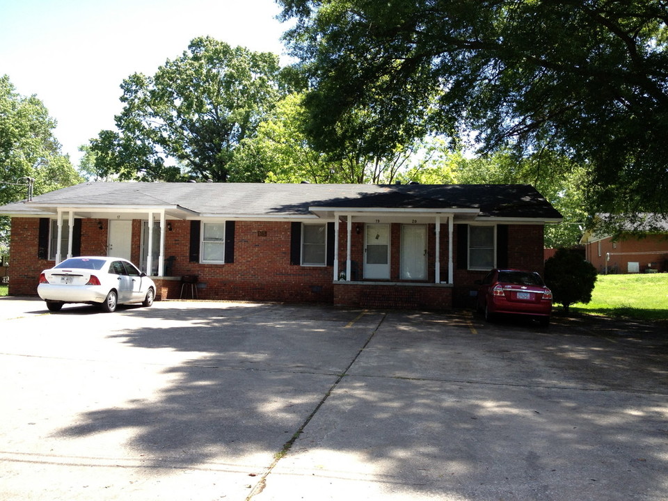 165 Pinehill Dr NW in Calhoun, GA - Building Photo