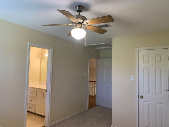 1922 20th St in Huntsville, TX - Building Photo - Building Photo