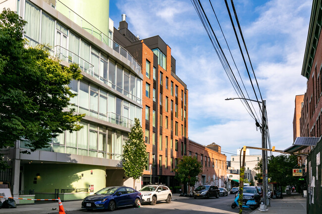 169 N 10th St in Brooklyn, NY - Foto de edificio - Building Photo