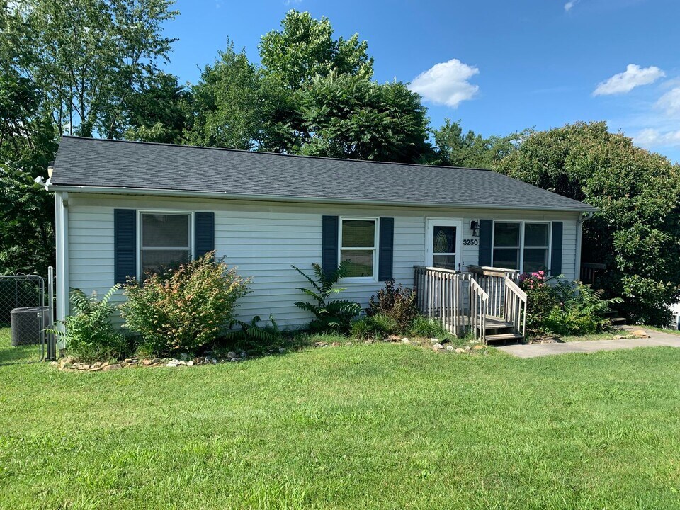 3250 Springview Dr in Christiansburg, VA - Building Photo