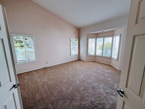 4951 Poseidon Way in Oceanside, CA - Foto de edificio - Building Photo