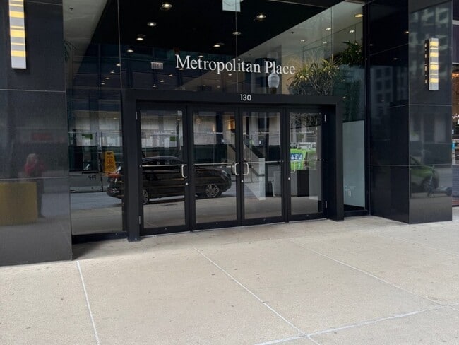 130 S Canal St in Chicago, IL - Building Photo - Building Photo