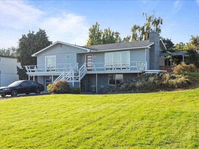 property at 3603 W Canal Dr