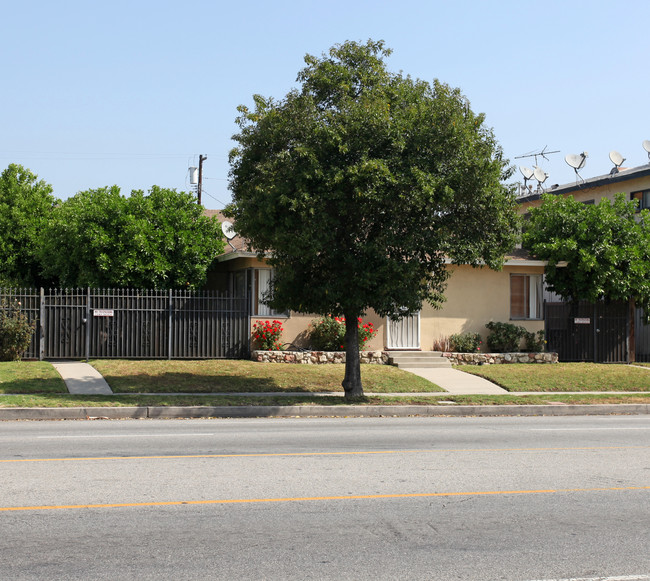 18139 Roscoe Blvd in Northridge, CA - Foto de edificio - Building Photo